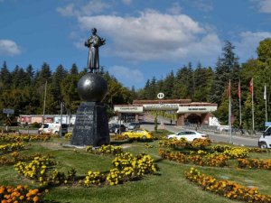 Anadolu Üniversitesine gelen herkesi Yunus Emre Heykeli karşılayacak