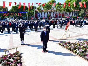 Cumhuriyet Bayramı kutlama programı çelenk sunma töreni ile başladı