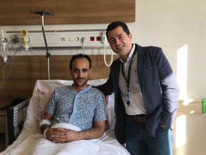 8 buçuk santimetre genişleyerek yırtılan aort damarı değiştirildi