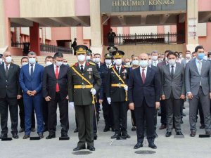 Mardin’de 29 Ekim Cumhuriyet Bayramı coşkusu çelenk sunma töreniyle başladı