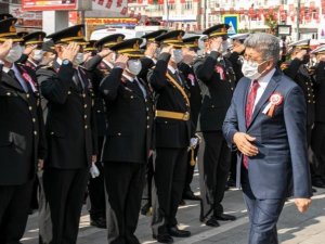 Van’da Cumhuriyet Bayramı dolayısıyla Atatürk Anıtı’na çelenk sunuldu