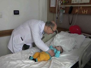 Doktordan makatı tıkalı olarak doğan bebeğe ince ameliyat