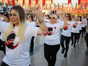Aydın’da 98 kadın, Cumhuriyeti zeybek oynayarak kutladı