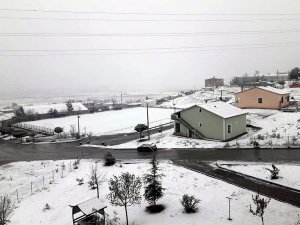 Bayburt’un yüksek kesimlerinde kar yağışı zemini beyaza bürüdü