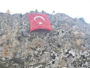 Kayalıklarda dev Türk bayrağı açtılar