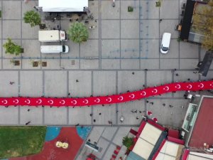 Pendik’te sokaklarda taşınan 98 metrelik dev Türk bayrağı havadan görüntülendi