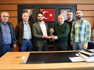 Sağlıkçılardan doktor başkana ziyaret