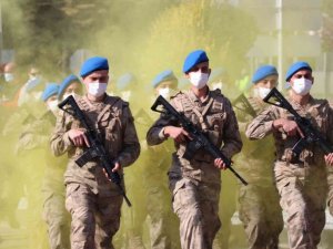 Cumhuriyet’in 98’inci yılında komandolar caddeleri inletti