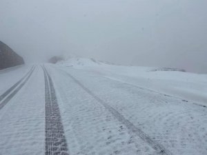 Nemrut Dağı zirvesine mevsimin ilk karı yağdı