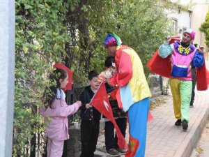 Çizgi film karakteri kostümleri giyip çocukların bayramını kutladılar