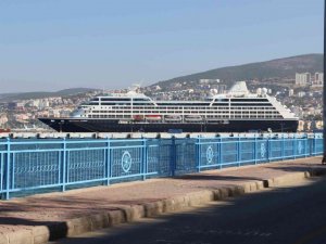 Amerikalı zenginleri taşıyan ‘Azamara Journey’ Kuşadası’na yanaştı