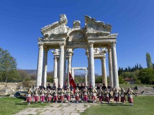 Efeler, Cumhuriyet Bayramı’nı 2 bin 500 yıllık antik kentte kutladı