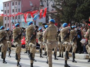 Afet bölgesinde en ön safta yer alan komandolardan nefes kesen gösteri