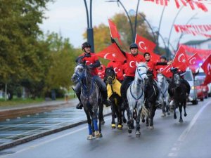 Cumhuriyet Bayramı’nda atlı kortej renkli görüntülere sahne oldu