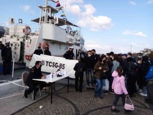 Sahil Güvenlik gemisine vatandaşlar akın etti