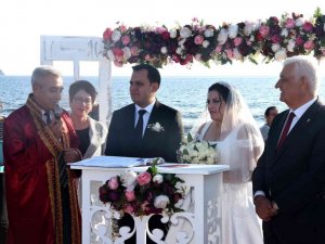 Siyasetçileri buluşturan nikah
