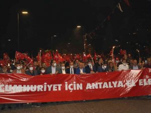 Binlerce Antalyalı, Cumhuriyet’in 98. yılı için yürüdü