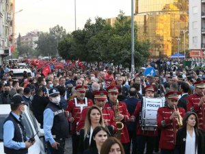 Aydın’da binlerce kişi Cumhuriyet yürüyüşünde sokaklara döküldü