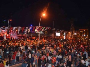 Marmaris’te binlerce kişi fener alayında buluştu