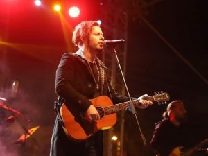 Sanatçı Emre Aydın Bandırma’ da sahne aldı