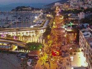 Kuşadası’nda on binler Cumhuriyet için yürüdü