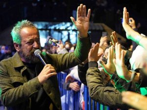 Bilecik’te cumhuriyet coşkusu fener alayı ve Feridun Düzağaç konseri ile taçlandı