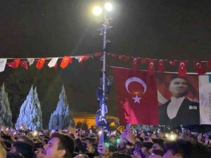 Konseri rahat izleyebilmek için canlarını hiçe saydılar