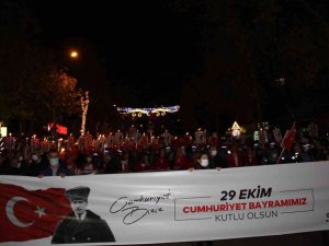 Kartal’da fener alayında buluşan binler, Cumhuriyet coşkusuna ortak oldu