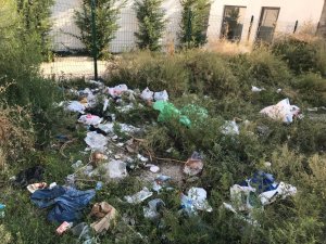 Kent merkezindeki boş araziyi çöplüğe çevirdiler