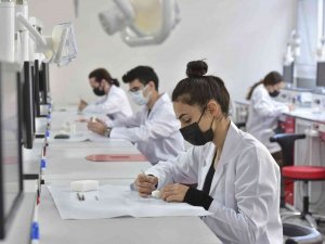 DEÜ’lü diş hekimleri, pratik eğitimlerini fantom laboratuvarında alıyor