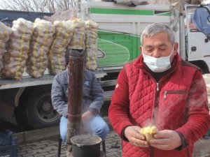 Erzincan’da soğuk havalar pazar esnafına soba kurdurdu