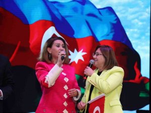 Ünlü sanatçı Azerin Belediye Başkanı Şahin ile düet yaptı