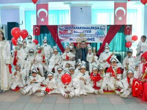 Mustafakemalpaşa’da çocuklar çifte bayram yaşadı