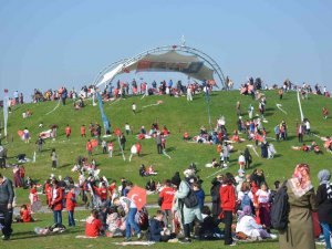 Göklerdeki binlerce Türk bayrağı görenleri şaşkına çevirdi