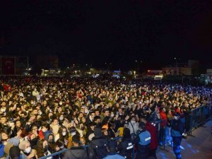 Cacabey Meydanı Cumhuriyet konseriyle doldu taştı