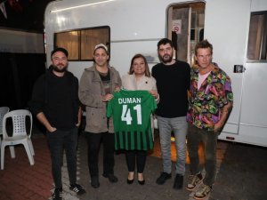 Duman grubu üyelerine Kocaelispor forması