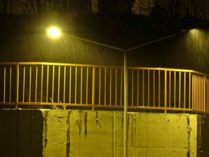 Yüksekova’da karla karışık yağmur etkisini gösterdi