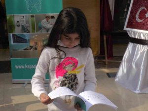 Diş sağlığına dikkat çekmek için çocuklara boyama kitabı dağıtıldı