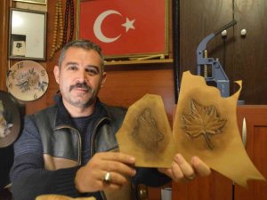 Çakıl taşlarını, hayvan boynuzlarını ve derilerini sanat eserine dönüştürüyor