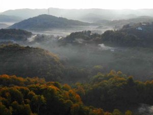 Sonbaharda sis manzarasıyla sabah güneşi havadan görüntülendi