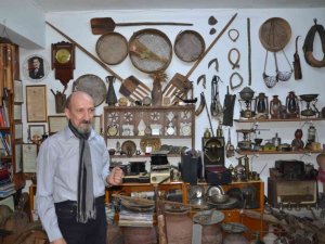 45 yıllık sanat hayatında bugün 5 binden fazla antika eşyanın sahibi oldu