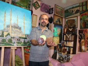 30 yıllık ressam eserleriyle odasını sergi salonuna çevirdi