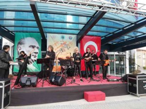 Grup Maske coşturdu