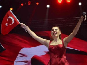 Osmaniye’de Funda Arar ile Turgay Başyayla 29 Ekim Cumhuriyet Bayramı kutlamaları kapsamında konser verdi