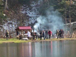 Güneşli havayı fırsat bilen vatandaşlar Karagöl’e akın etti