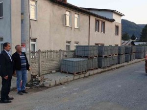 Kaynaşlı’da sokaklar kilit parke taşıyla düzenleniyor