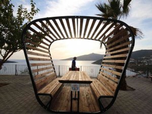 Kaş’a yeni kent mobilyaları