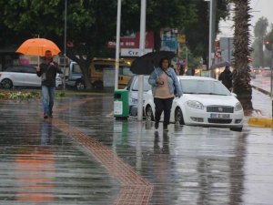 Meteorolojinin ‘sarı’ kodla uyardığı Antalya’da şiddetli yağmur etkili oluyor