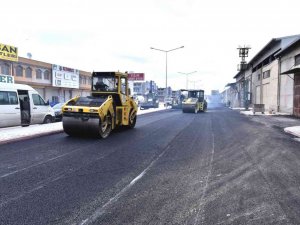 Başkan Hasan Kılca, yürütülen asfalt çalışmalarını yerinde inceledi