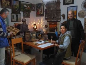 Evini sergi salonuna çeviren tarım teknikeri, şimdi de sokağını boyuyor